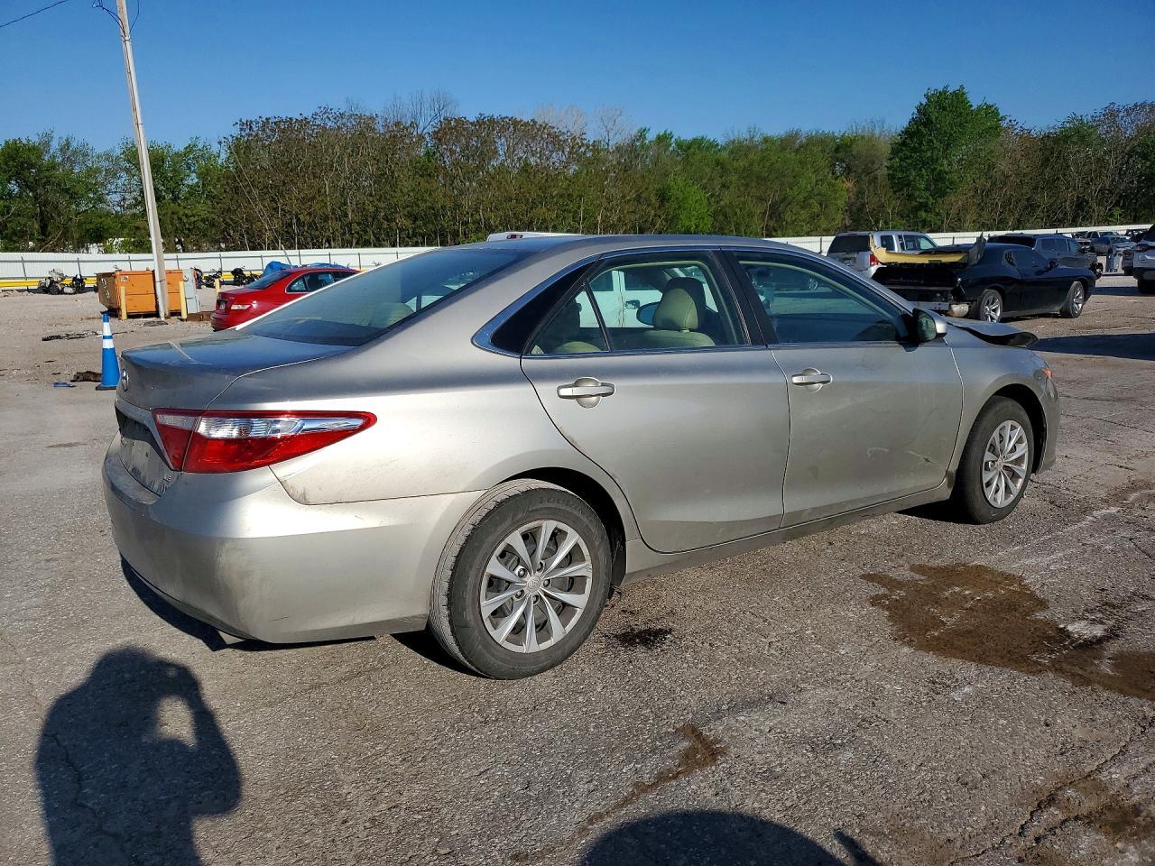 2016 Toyota Camry Le - Фото 3