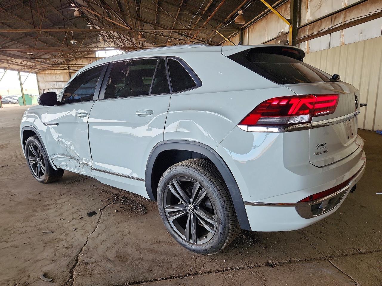 2022 Volkswagen Atlas Cross Sport Sel R-Line - Image 2