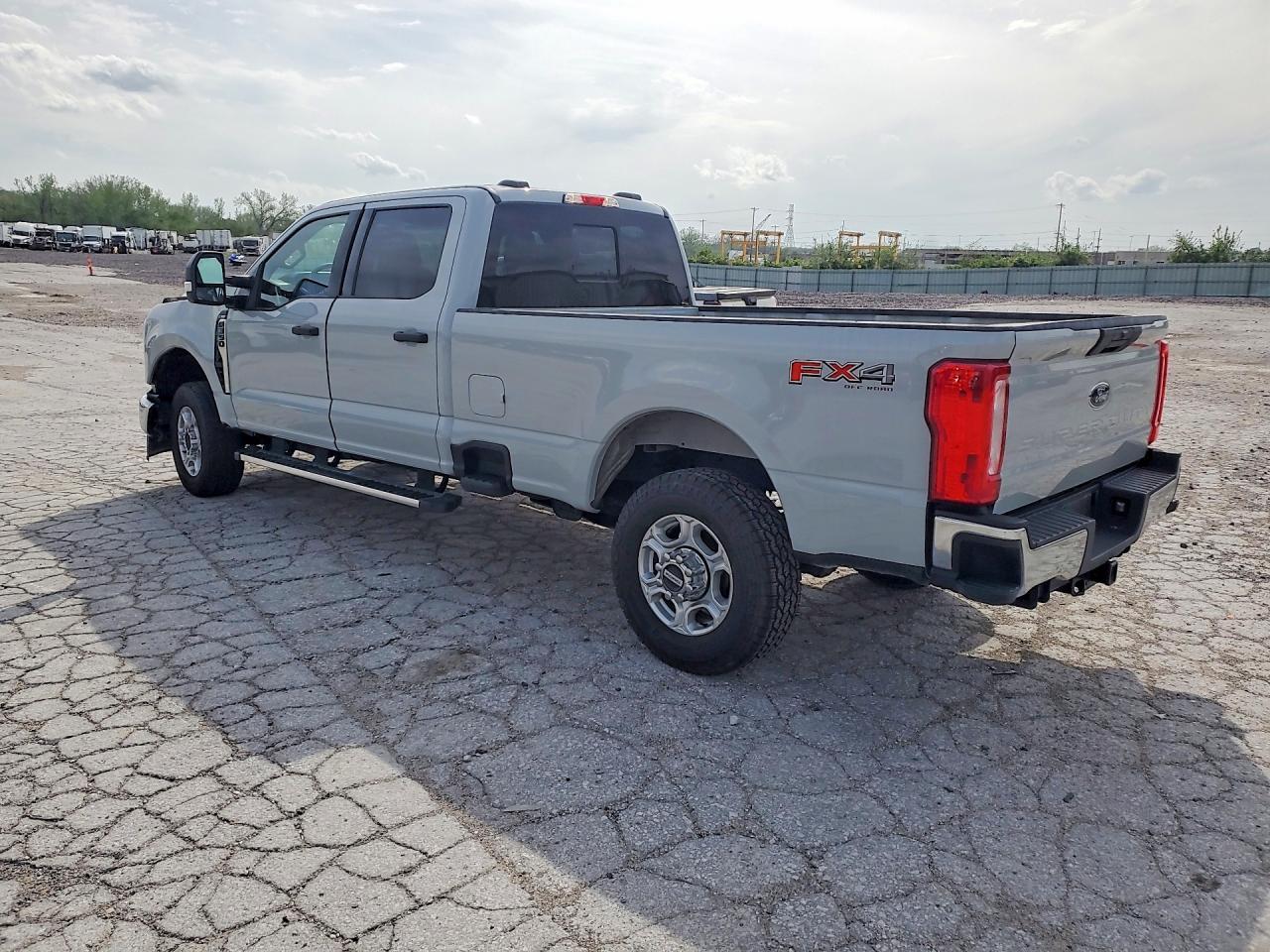 2025 Ford F350 Super Duty - Фото 2