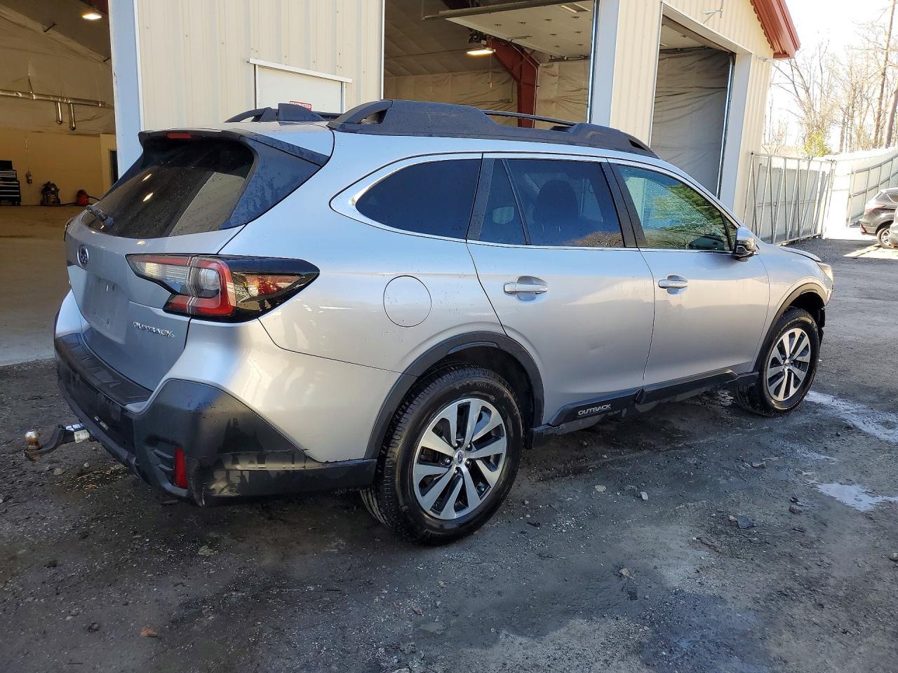 2022 Subaru Outback Premium - Image 3