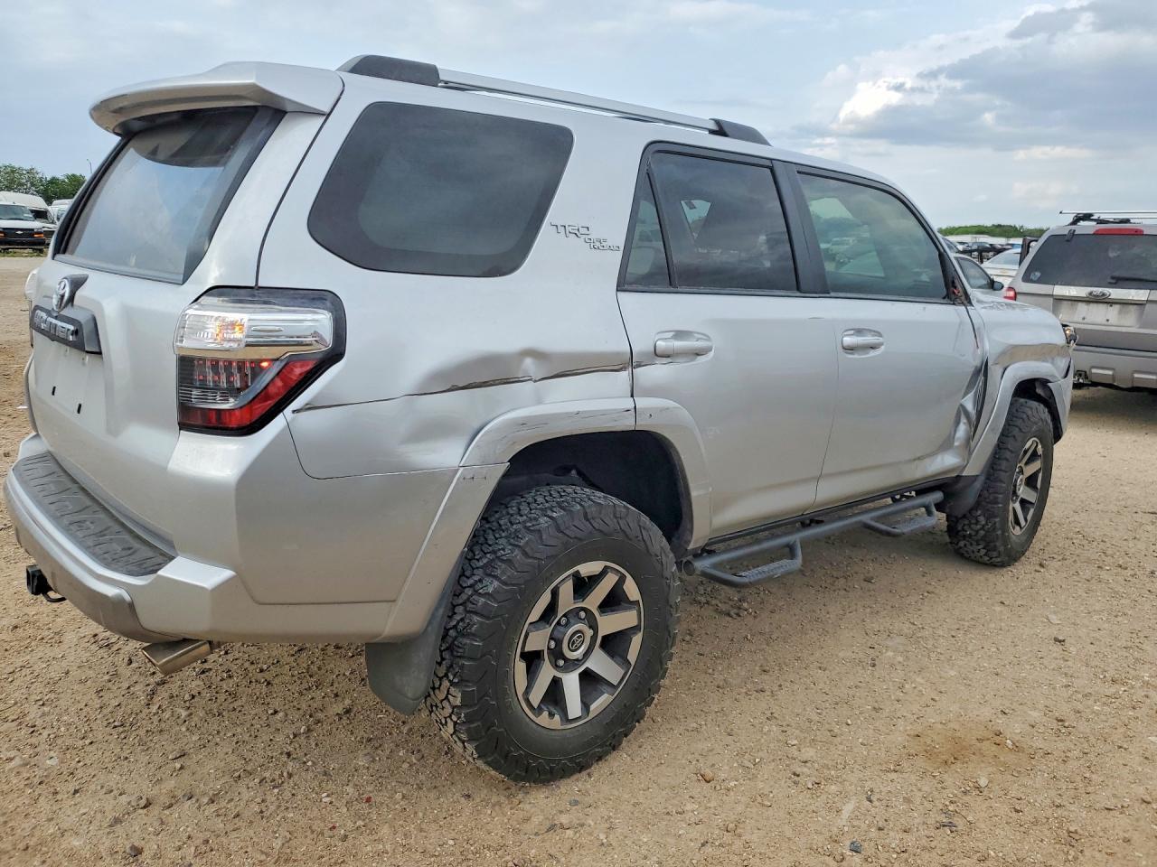 2018 Toyota 4Runner Trd Off-Road Premium - Image 3