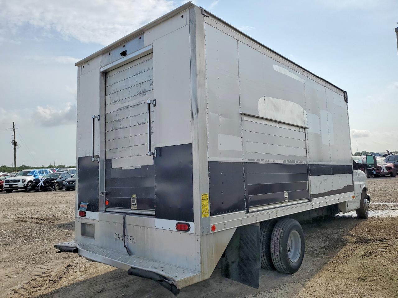 2018 Chevrolet Express Refrigerated Box Truck - Фото 3