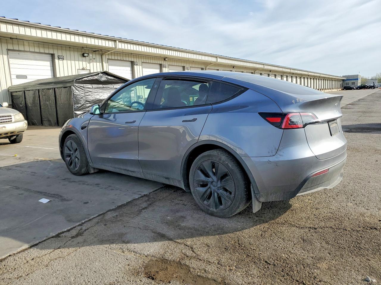 2024 Tesla Model Y - Фото 2