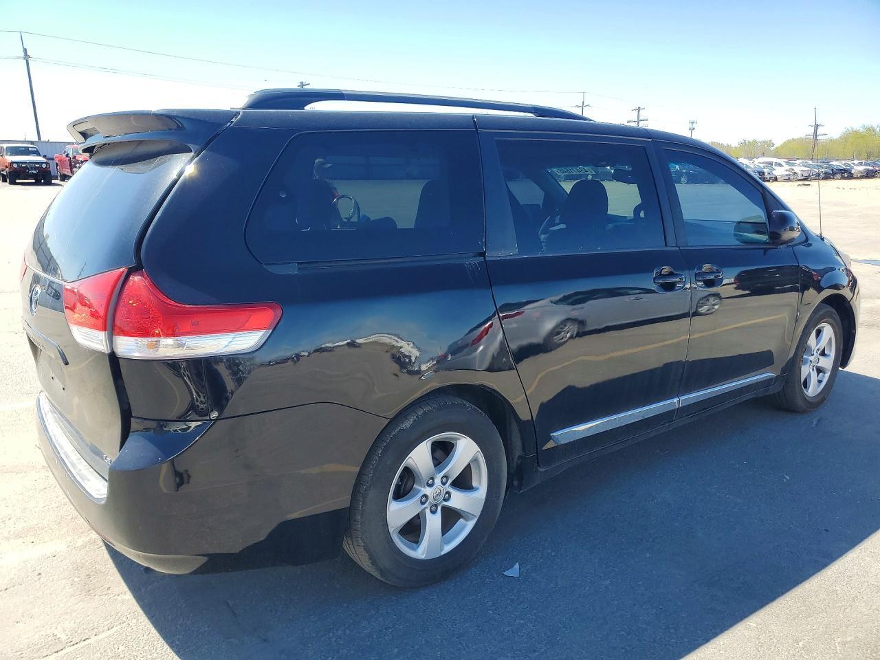 2013 Toyota Sienna Le 8-Passenger - Image 3