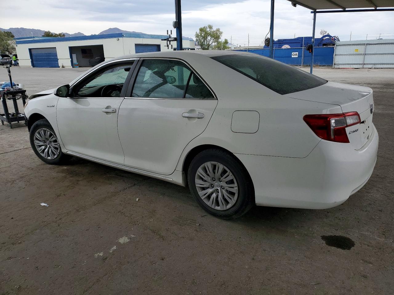 2014 Toyota Camry Hybrid Le - Фото 2