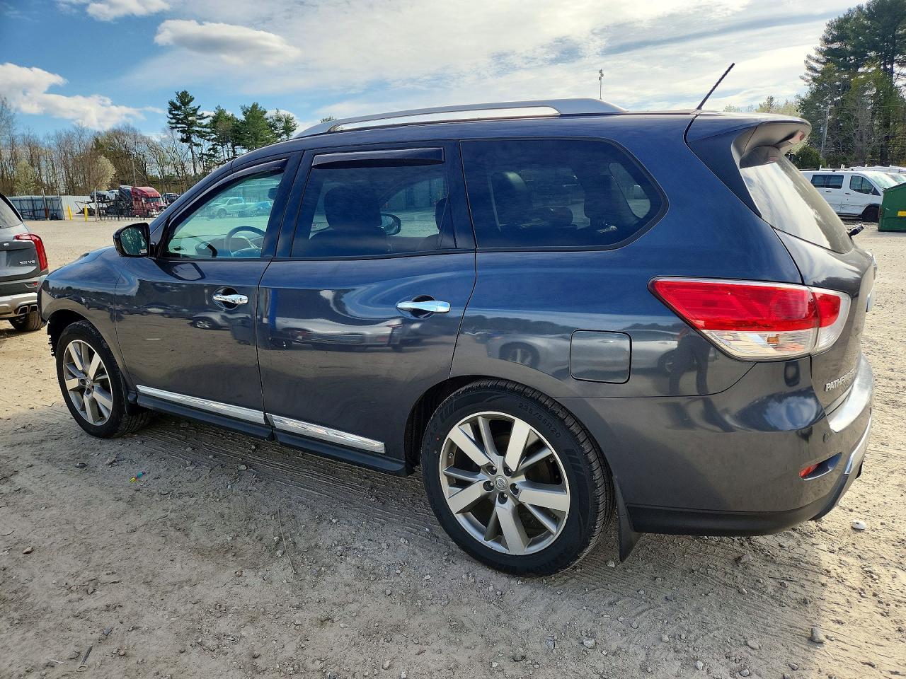 2013 Nissan Pathfinder S - Фото 2
