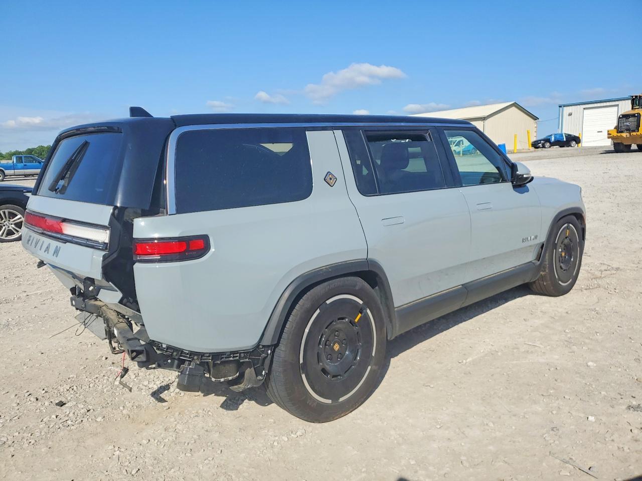 2025 Rivian R1S Adventure - Фото 3