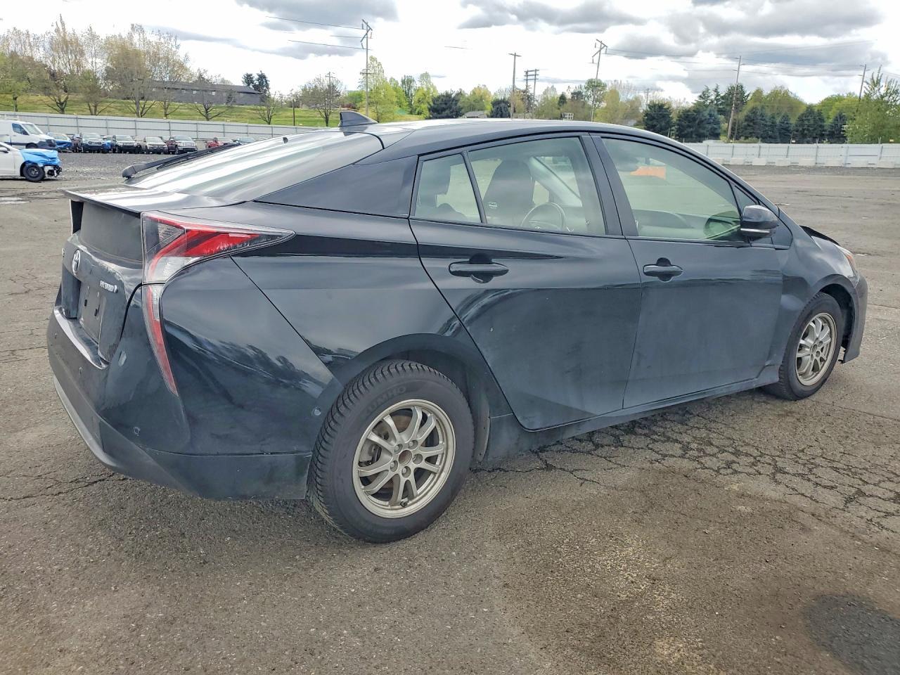 2018 Toyota Prius Three - Image 3
