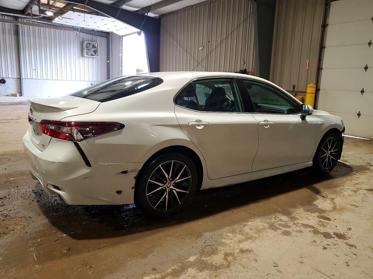 2022 Toyota Camry Se - Фото 3
