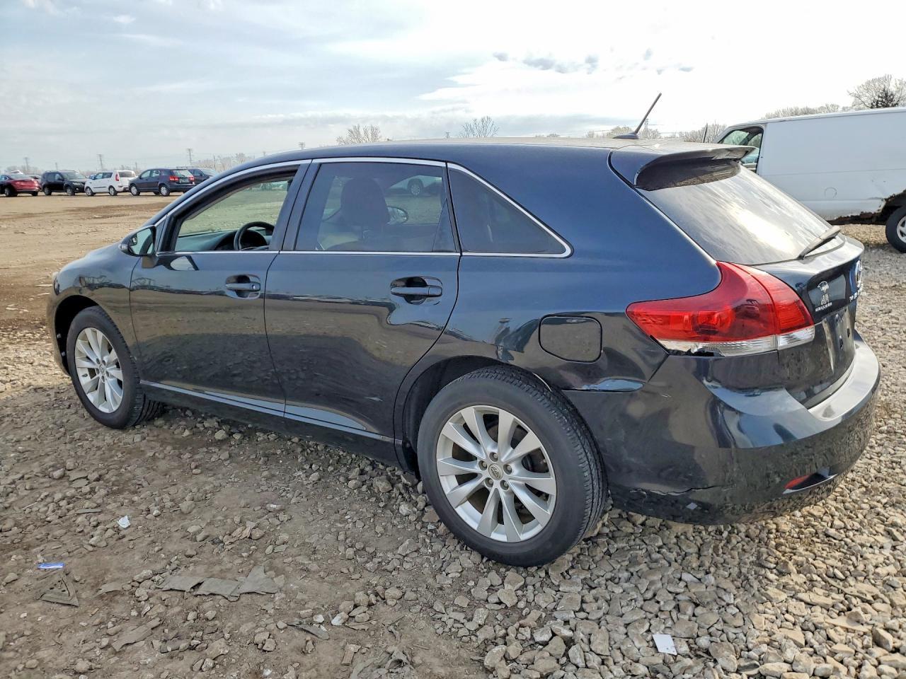 2014 Toyota Venza - Image 2