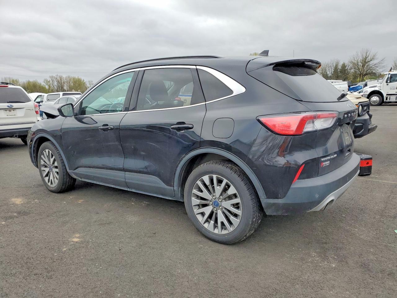 2022 Ford Escape Titanium - Фото 2