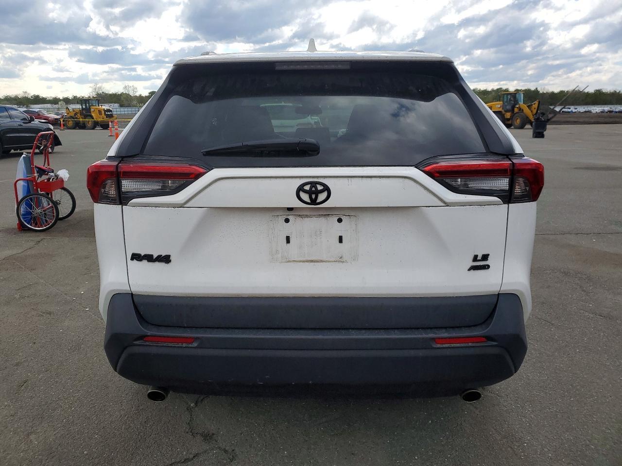 2020 Toyota Rav4 Le - Image 6