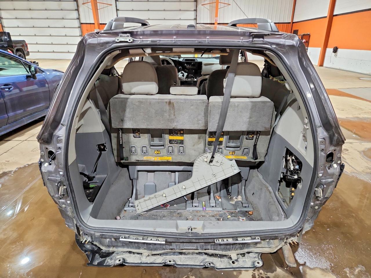 2011 Toyota Sienna Le - Фото 6