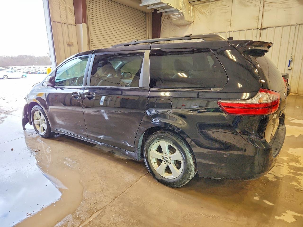 2020 Toyota Sienna Le - Image 2
