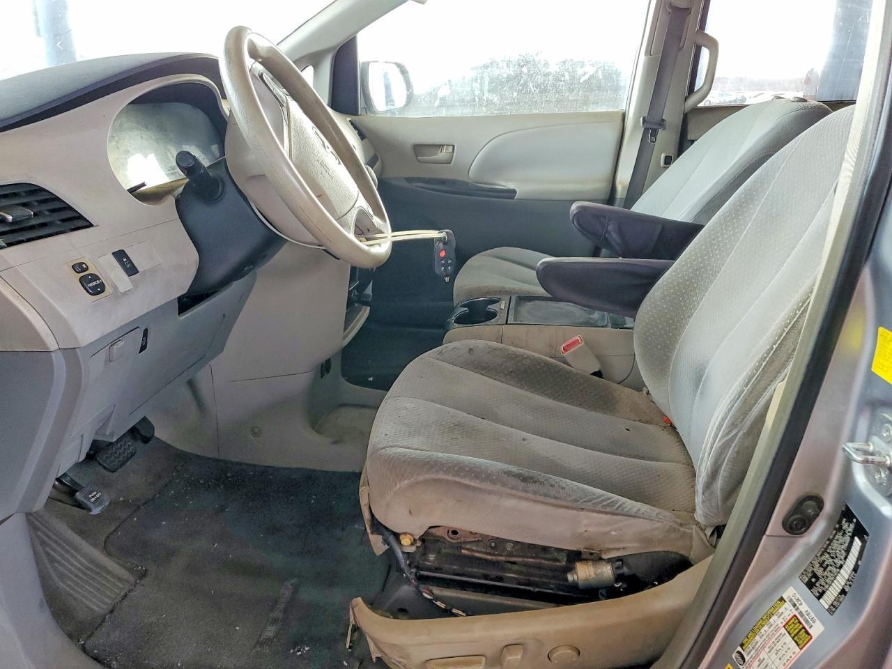 2011 Toyota Sienna Le 8-Passenger - Image 7