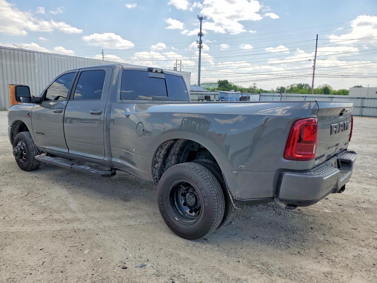 2026 Ram 3500 Laramie - Фото 2