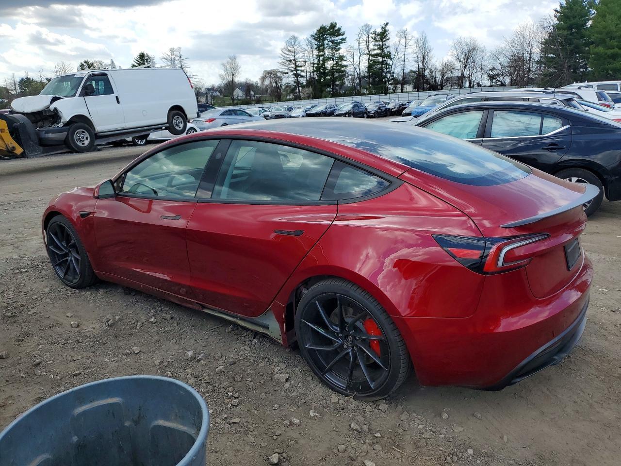 2026 Tesla Model 3 - Фото 2