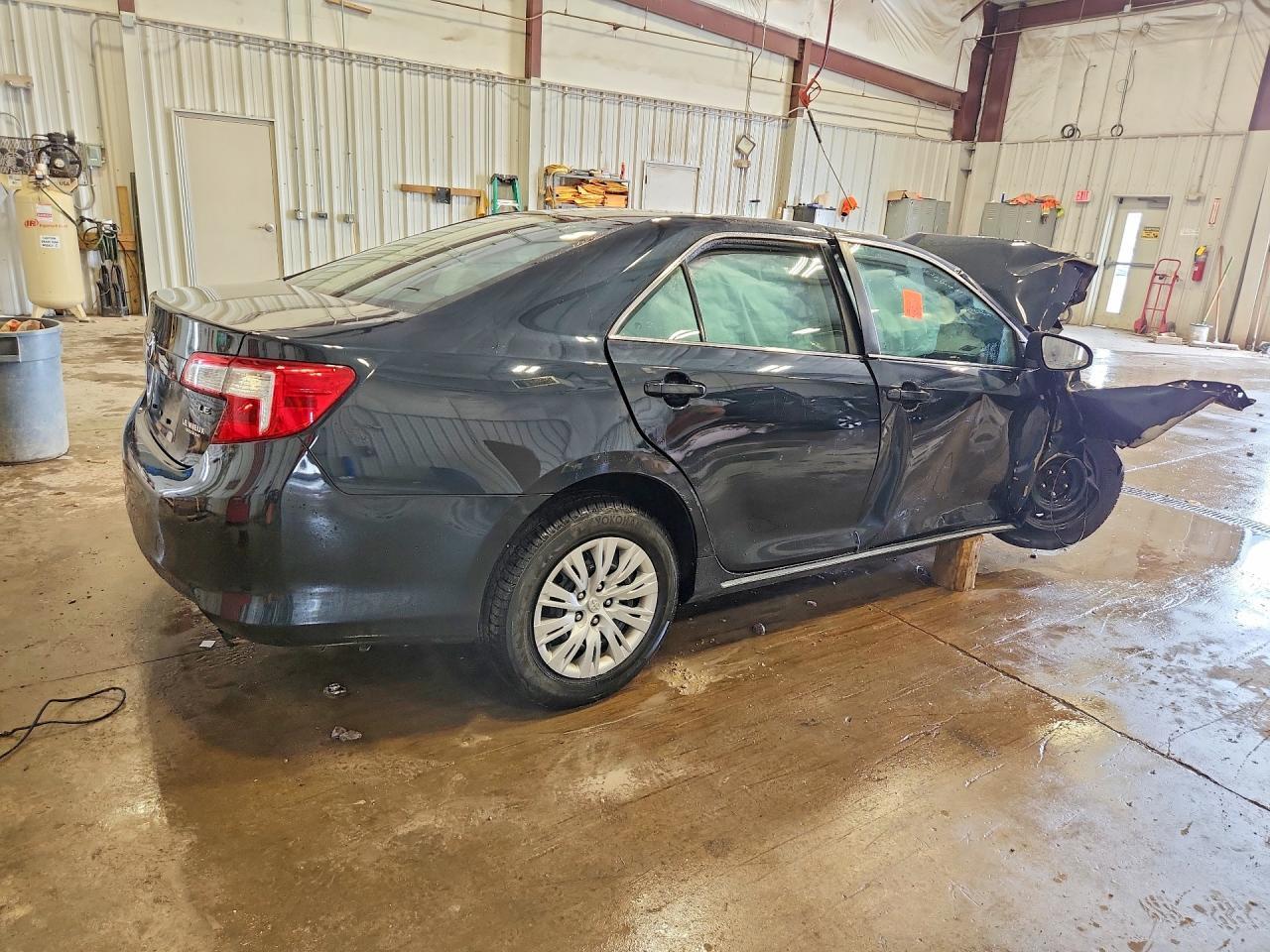 2013 Toyota Camry Le - Фото 3