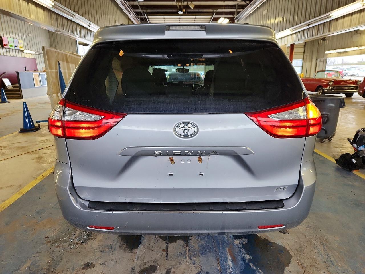 2015 Toyota Sienna Xle 8-Passenger - Image 6