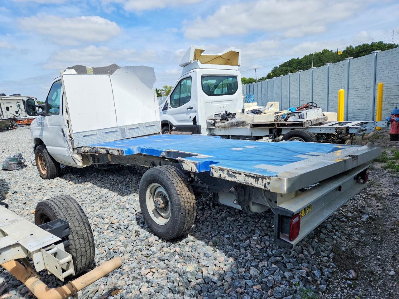 2023 Ford E350 Flatbed Truck - Фото 2