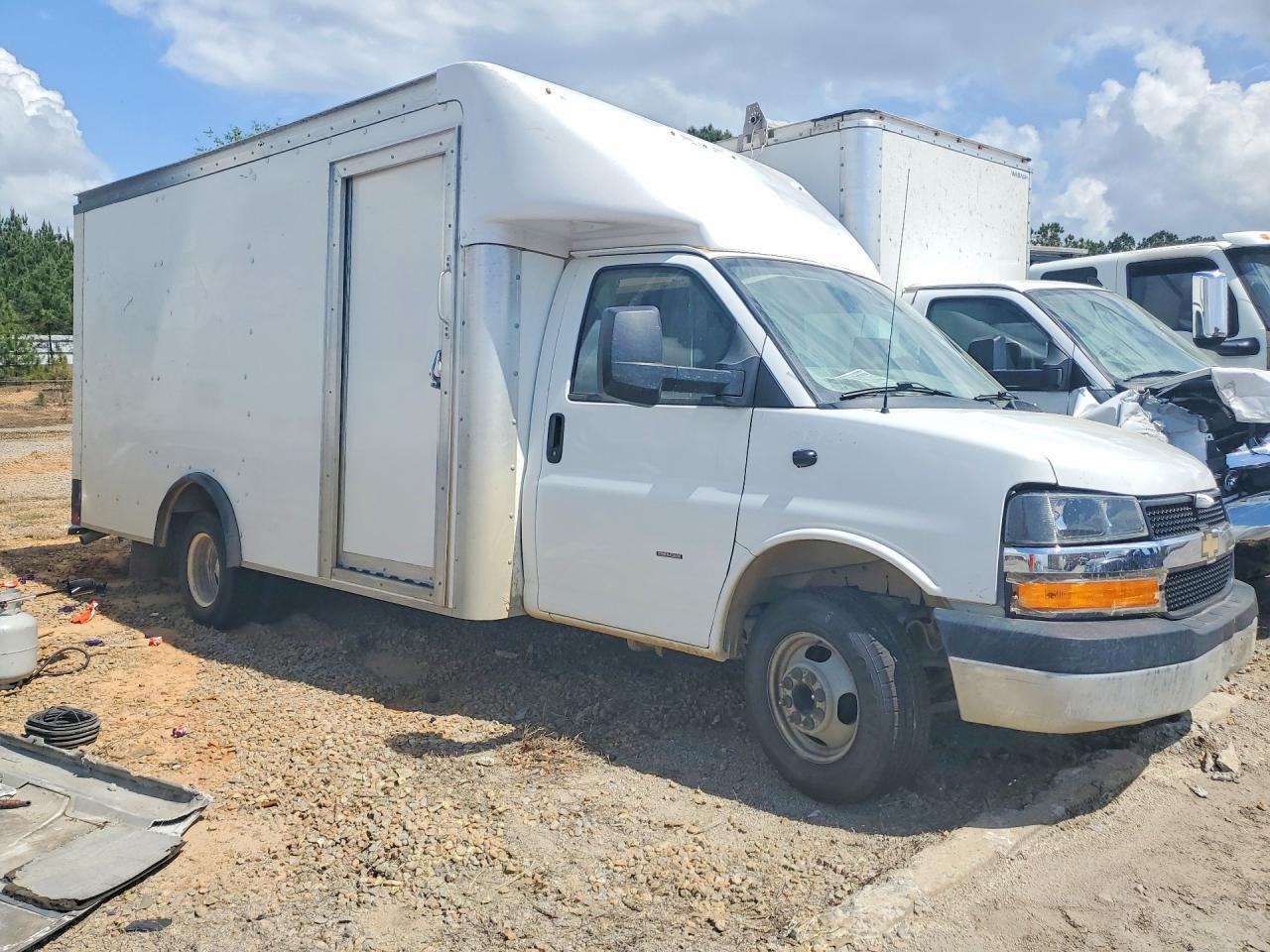 2022 Chevrolet Express Delivery Truck - Image 4