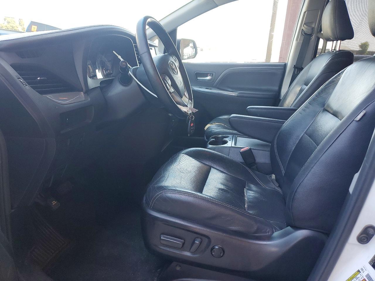 2017 Toyota Sienna Se - Image 7