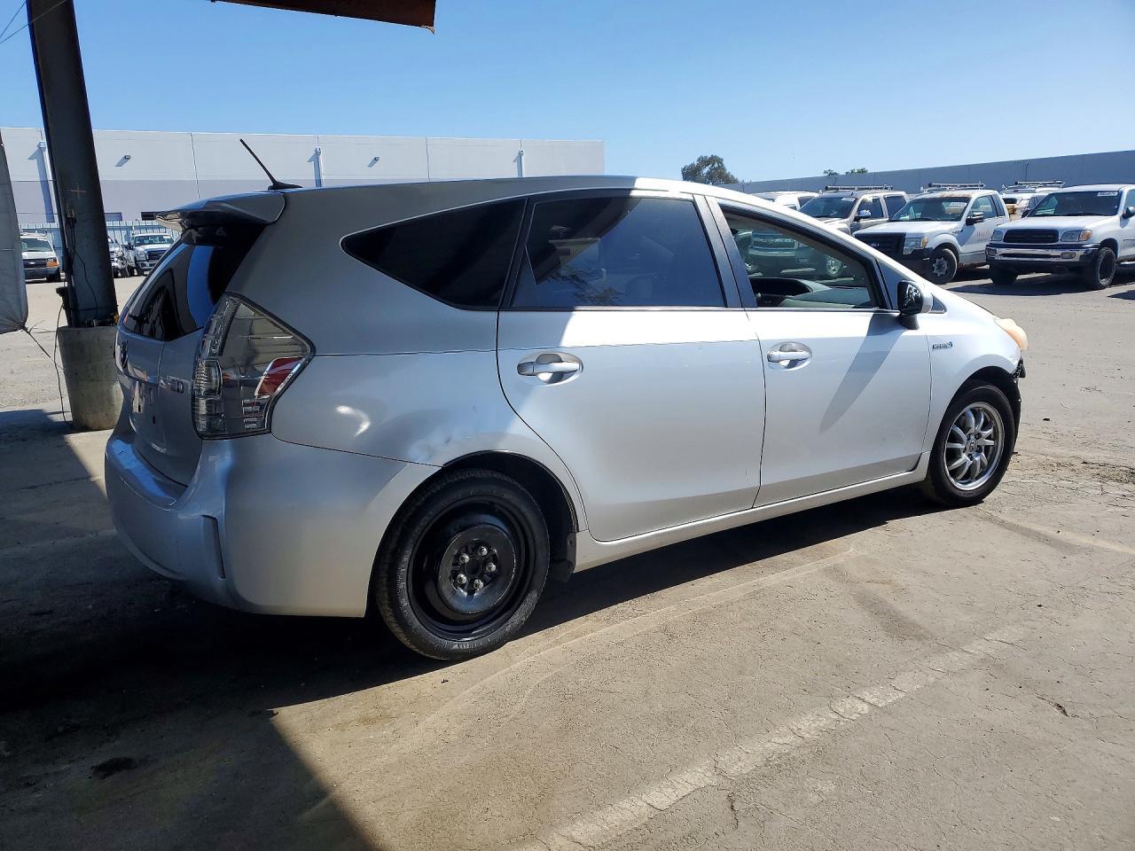 2013 Toyota Prius V Three - Фото 3