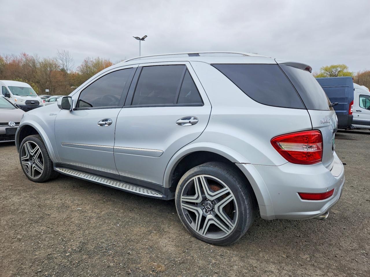 2010 Mercedes-Benz Ml 550 4Matic - Image 2