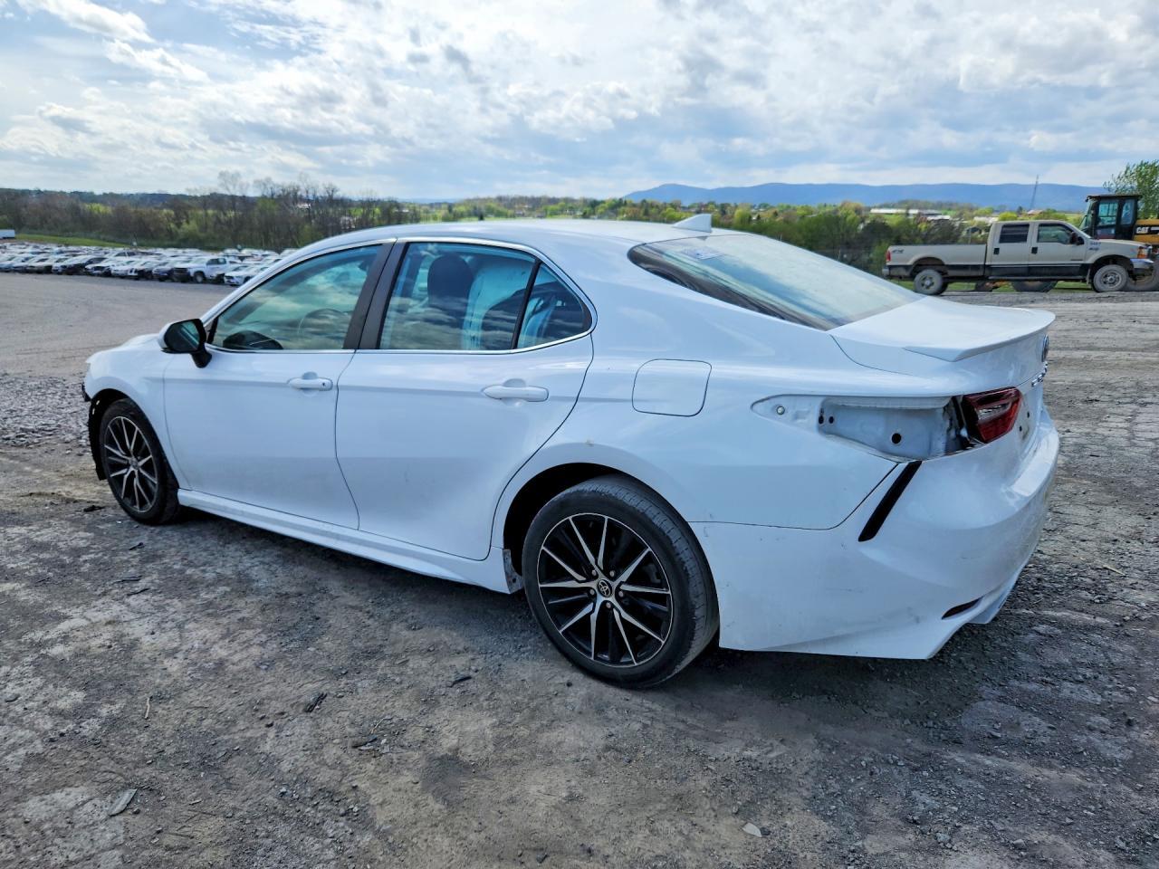 2022 Toyota Camry Se - Фото 2