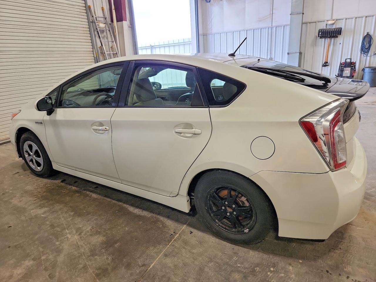 2015 Toyota Prius One - Фото 2
