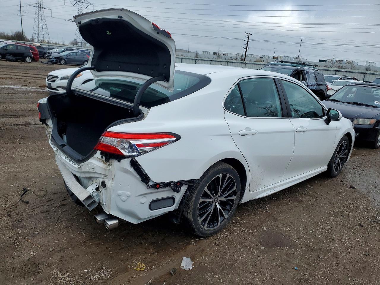 2020 Toyota Camry Se - Image 3
