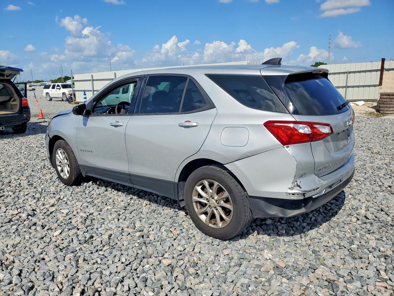 2018 Chevrolet Equinox Ls - Фото 2