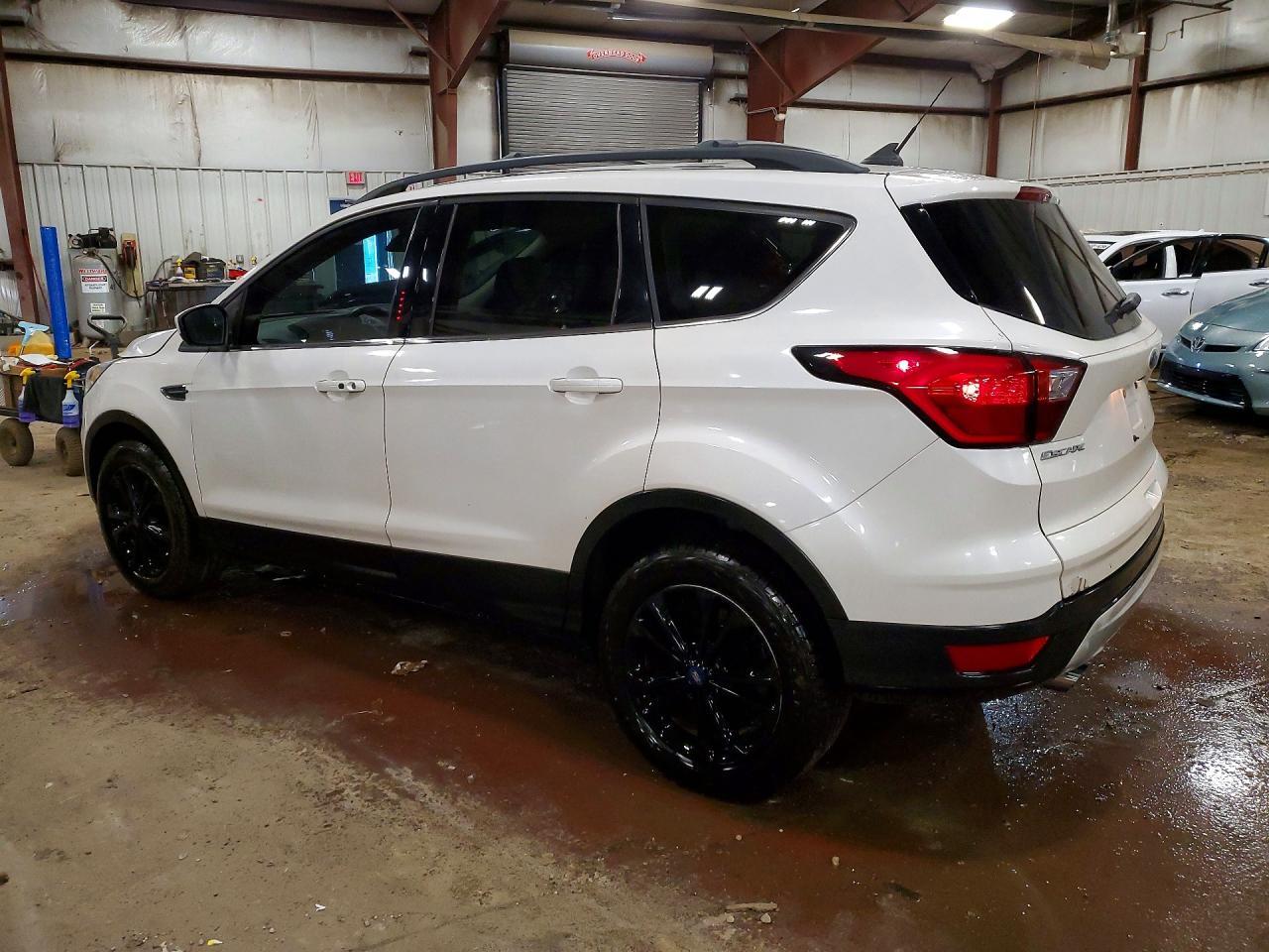 2019 Ford Escape Sel - Image 2