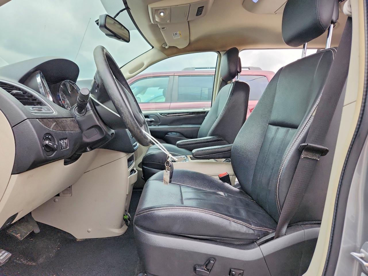 2015 Chrysler Town & Country Touring - Фото 7
