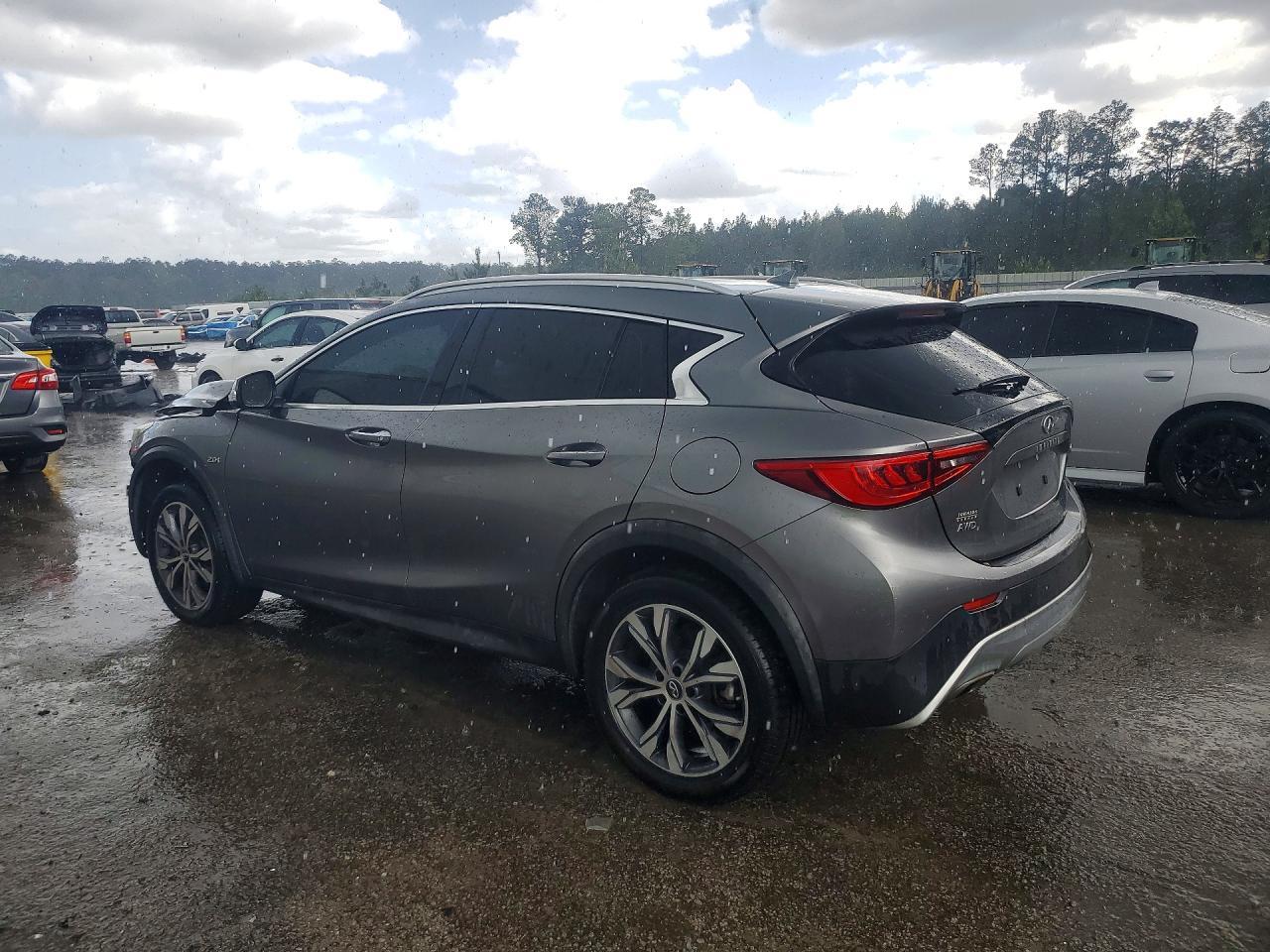 2017 Infiniti Qx30 Luxury - Image 2