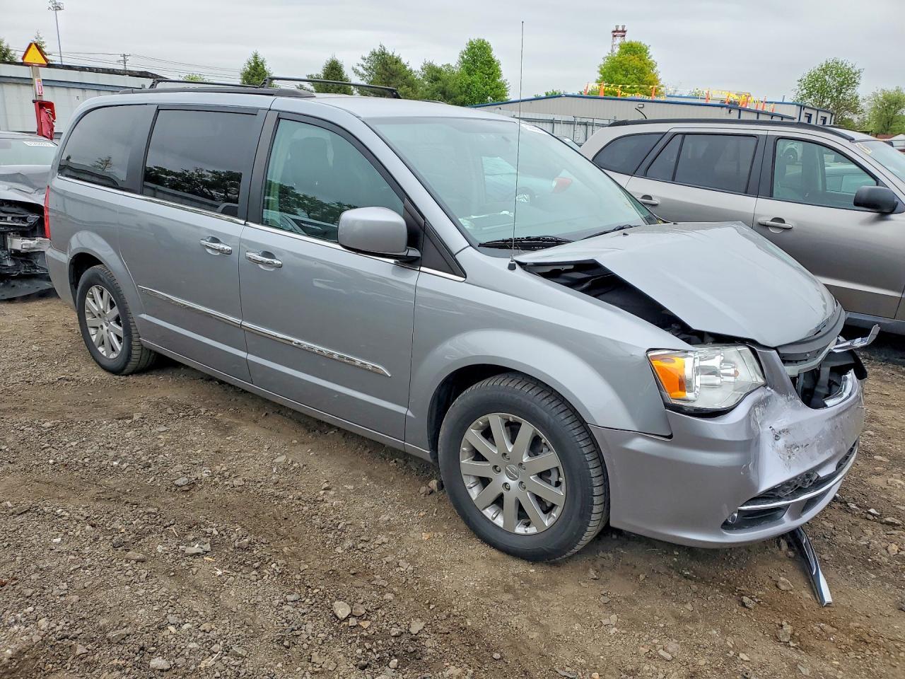 2015 Chrysler Town & Country Touring - Image 4