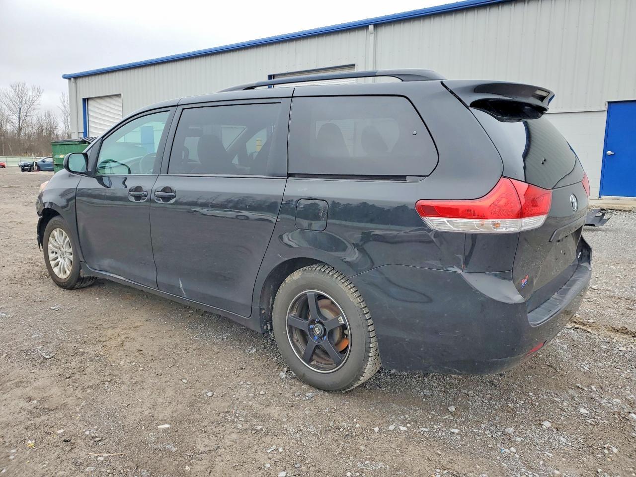 2013 Toyota Sienna Xle 8-Passenger - Image 2
