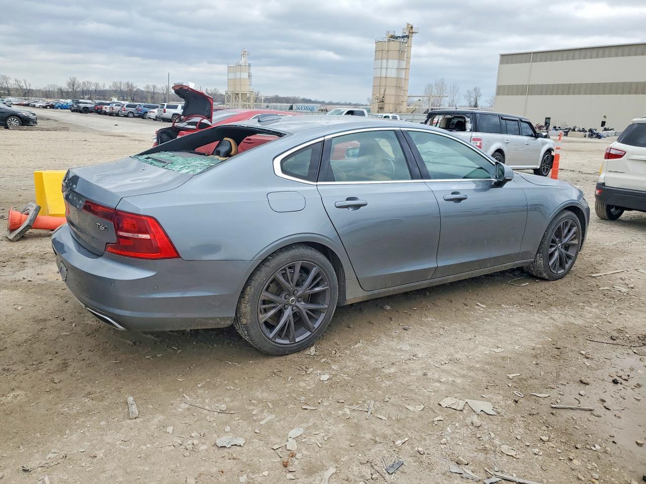2017 Volvo S90 T6 Momentum - Фото 3