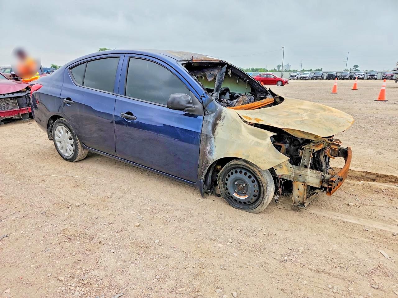 2014 Nissan Versa 1.6 S - Image 4