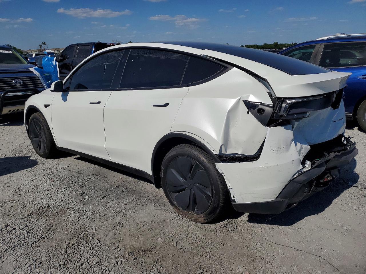2026 Tesla Model Y - Фото 2
