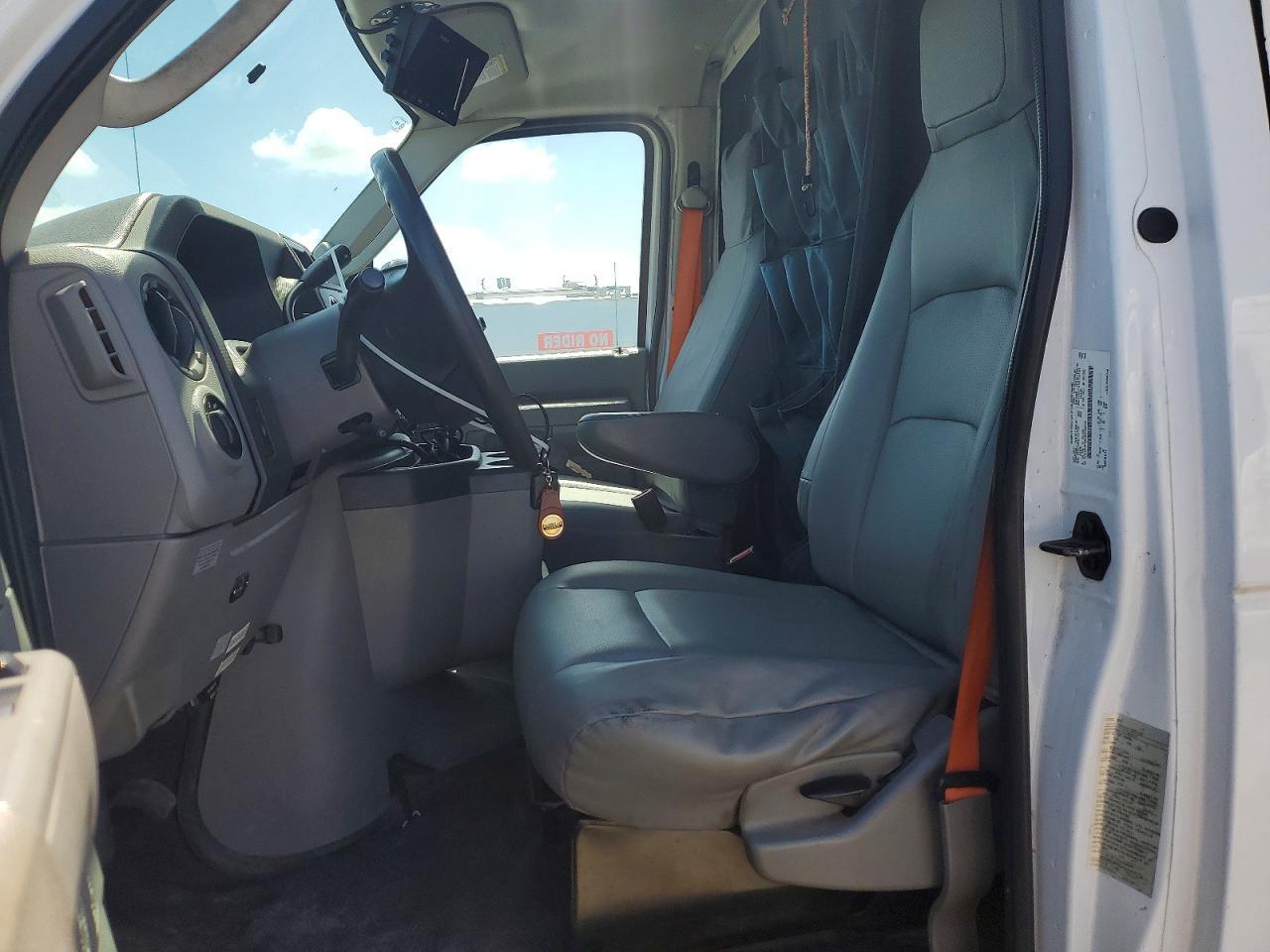 2017 Ford E450 Utility / Service Truck - Image 7