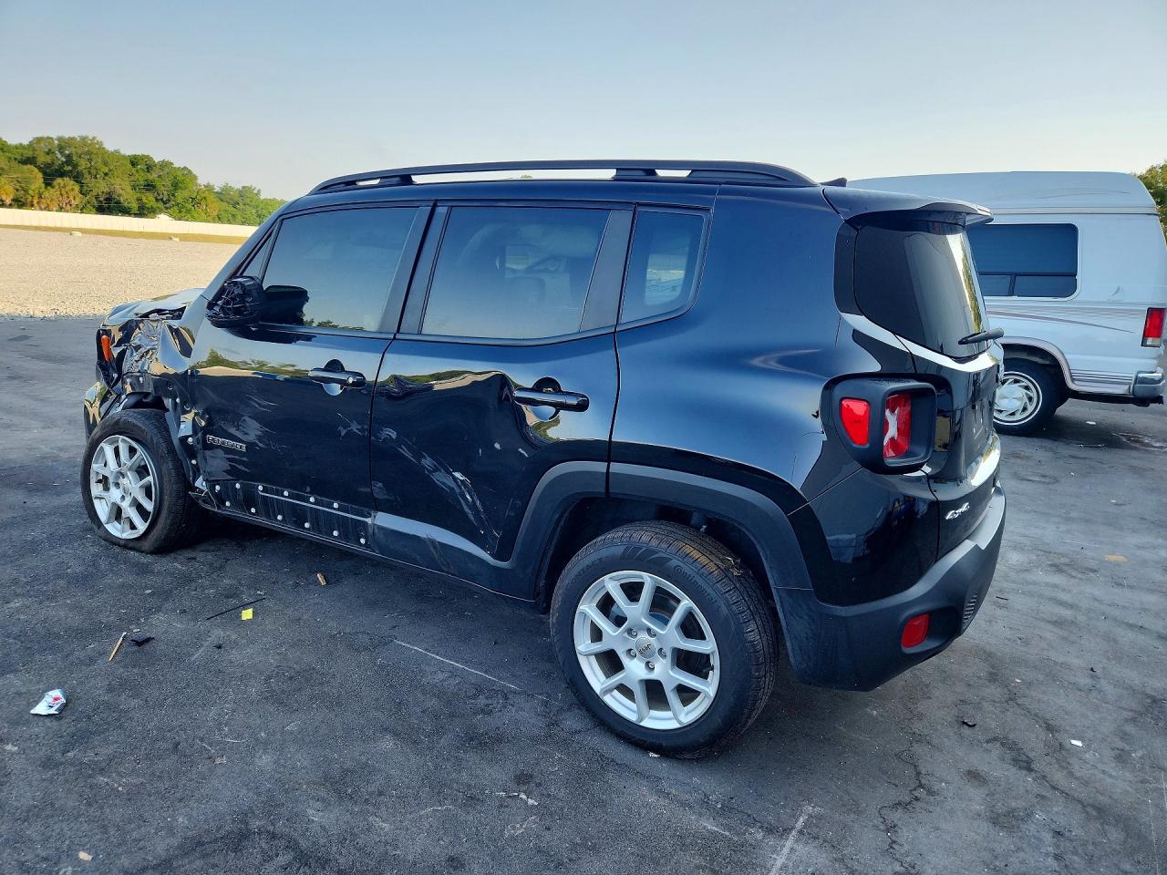 2023 Jeep Renegade Latitude - Фото 2