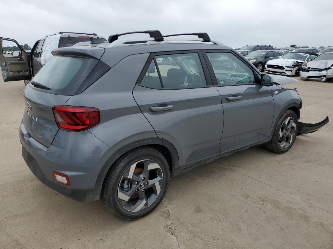 2021 Hyundai Venue Sel - Image 3