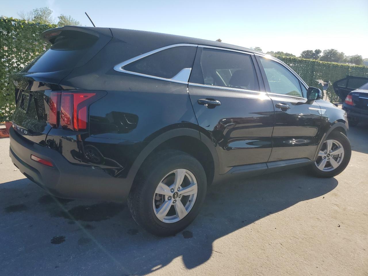 2022 Kia Sorento Lx - Image 3