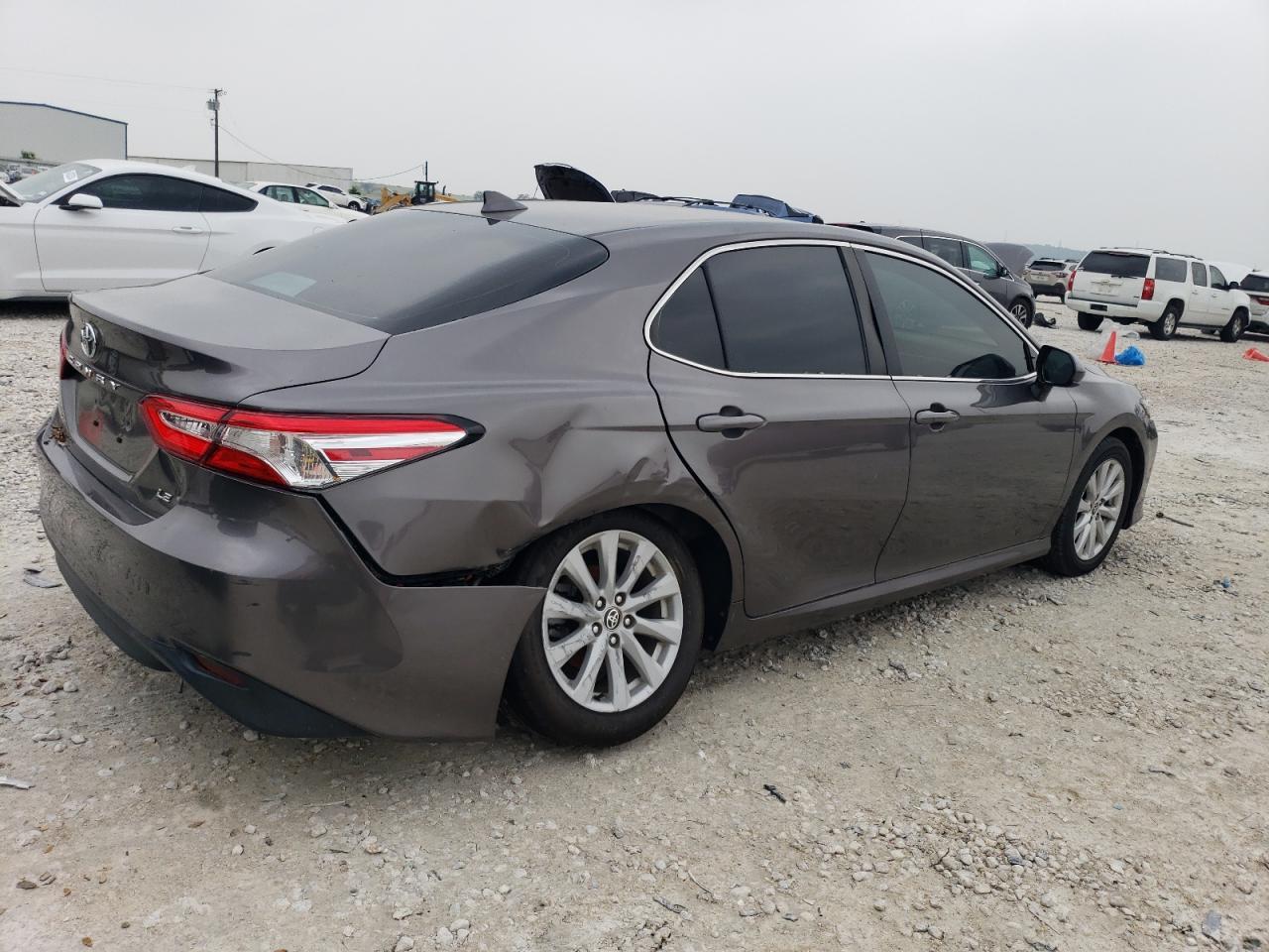 2020 Toyota Camry Le - Фото 3