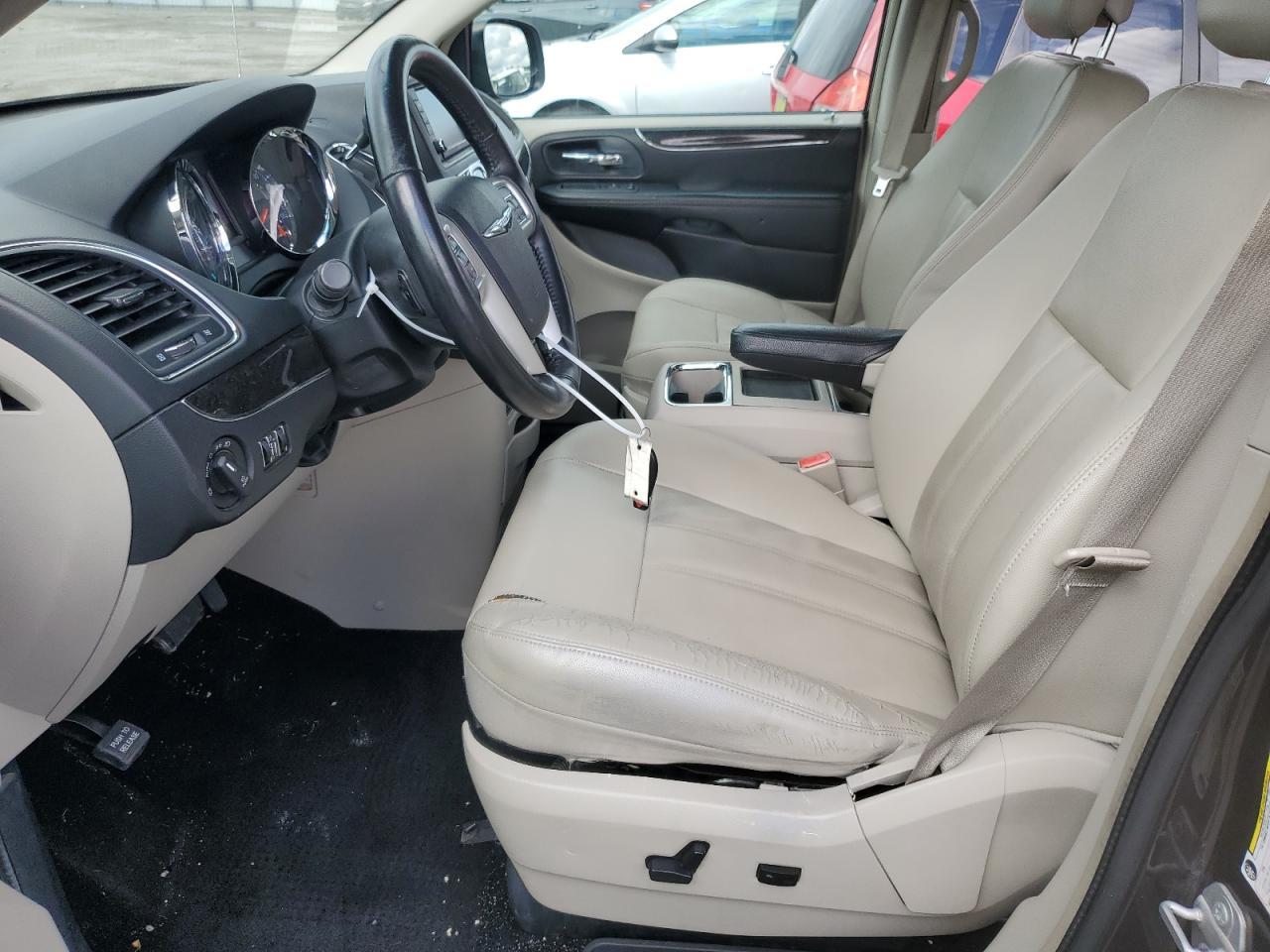 2015 Chrysler Town & Country Touring - Image 7