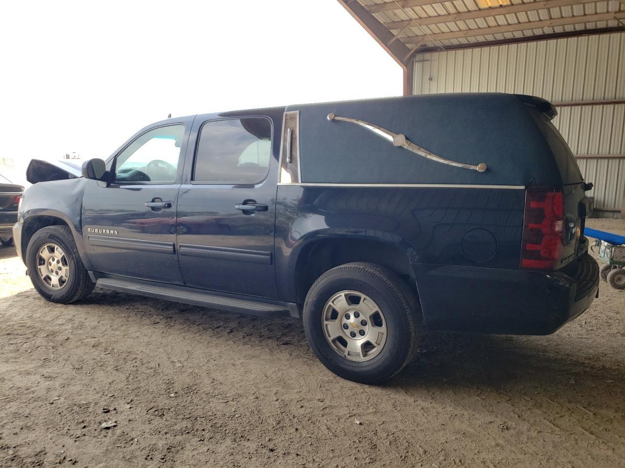 2011 Chevrolet Suburban C1500 Ls - Image 2
