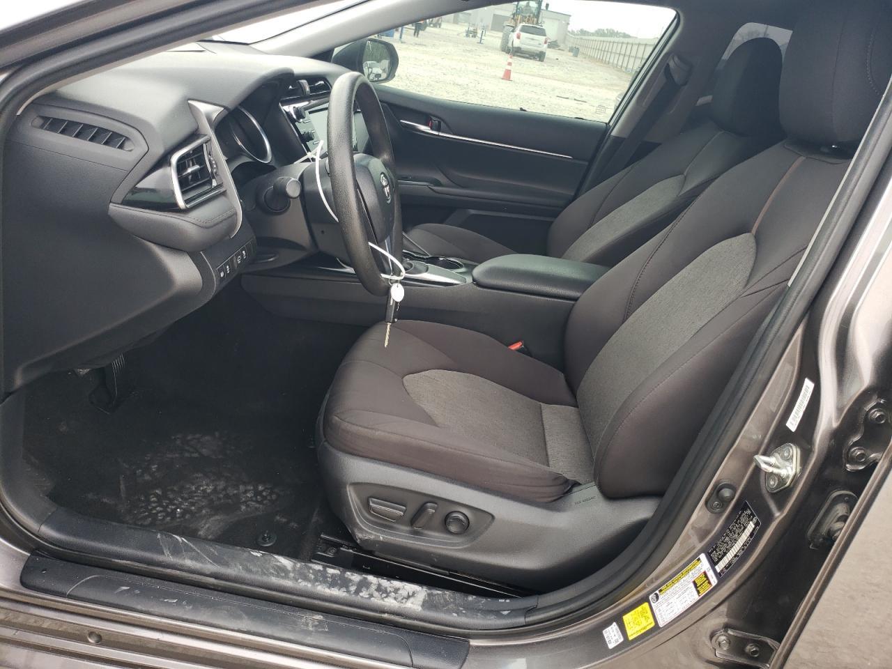 2020 Toyota Camry Le - Фото 7