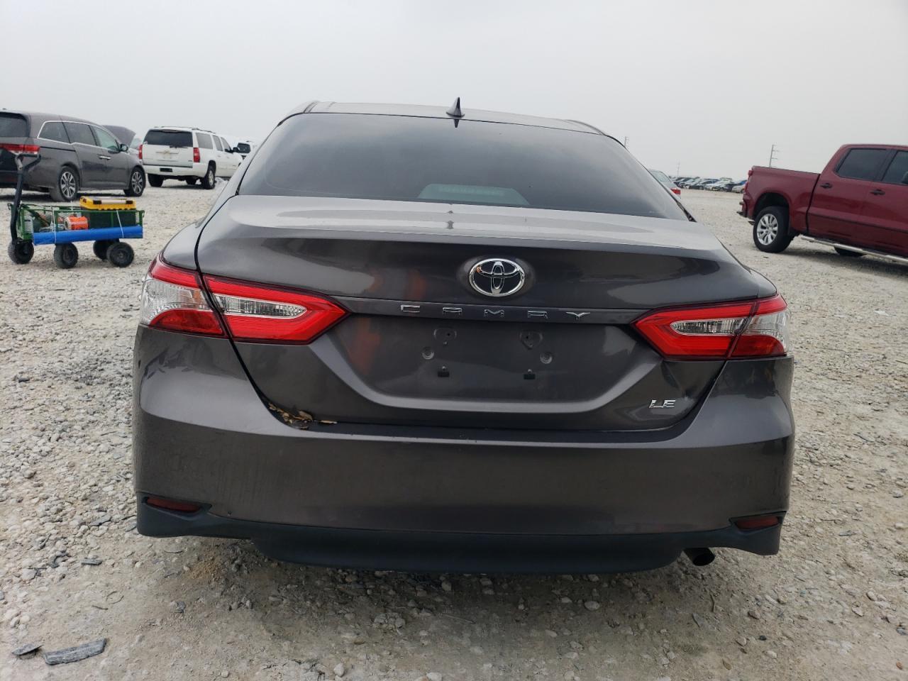 2020 Toyota Camry Le - Фото 6