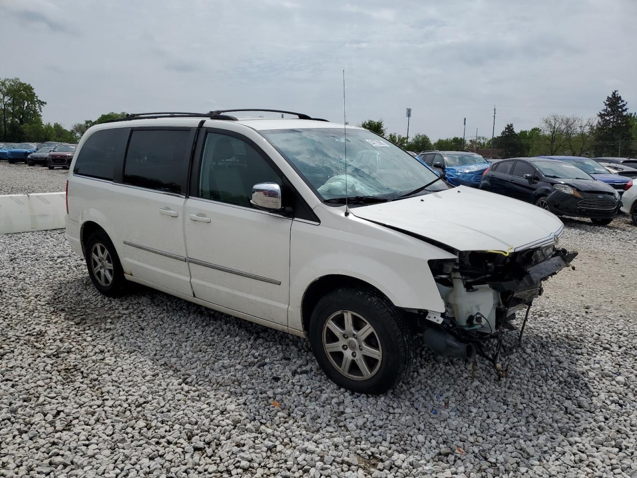 2010 Chrysler Town & Country Touring Plus - Фото 4